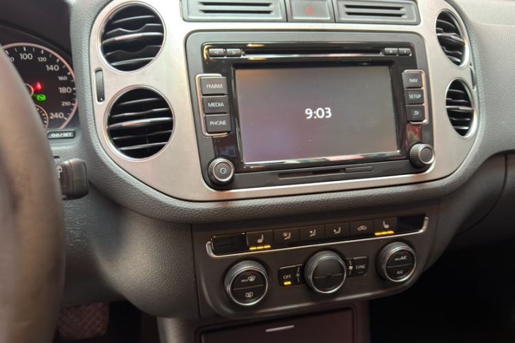 Used Volkswagen Tiguan 2013 1.8 TSI Automatic All-Wheel Drive Luxury Model Audio And AC Panel