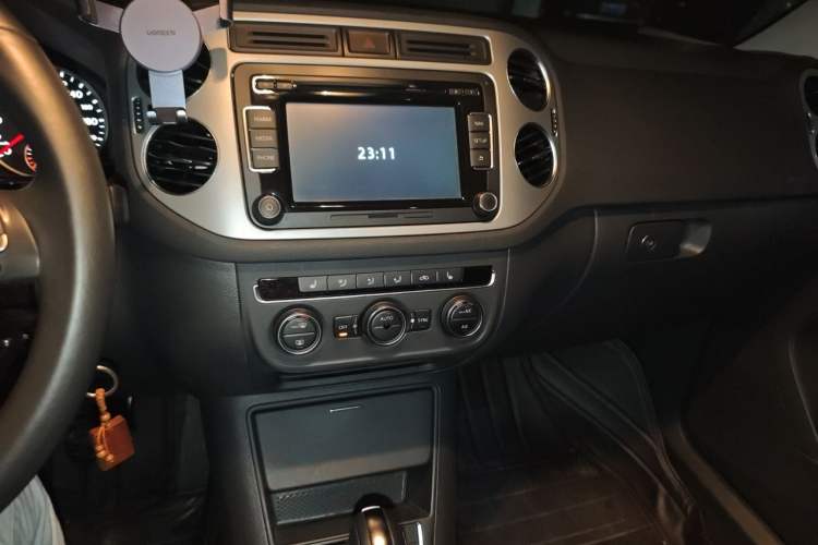 Used Volkswagen Tiguan 2013 1.8 TSI Automatic All-Wheel Drive Luxury Model Audio And AC Panel