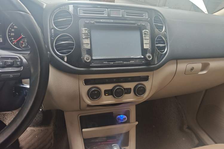 Used Volkswagen Tiguan 2013 1.8 TSI Automatic Two-Wheel Drive Comfort Edition Audio And AC Panel
