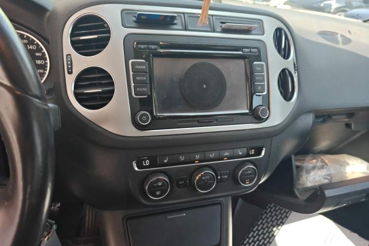 Used Volkswagen Tiguan 2013 1.8 TSI Automatic All-Wheel Drive Luxury Model Audio And AC Panel