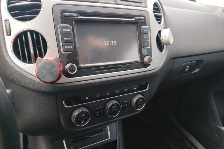 Used Volkswagen Tiguan 2013 1.8 TSI Automatic All-Wheel Drive Luxury Model Audio And AC Panel