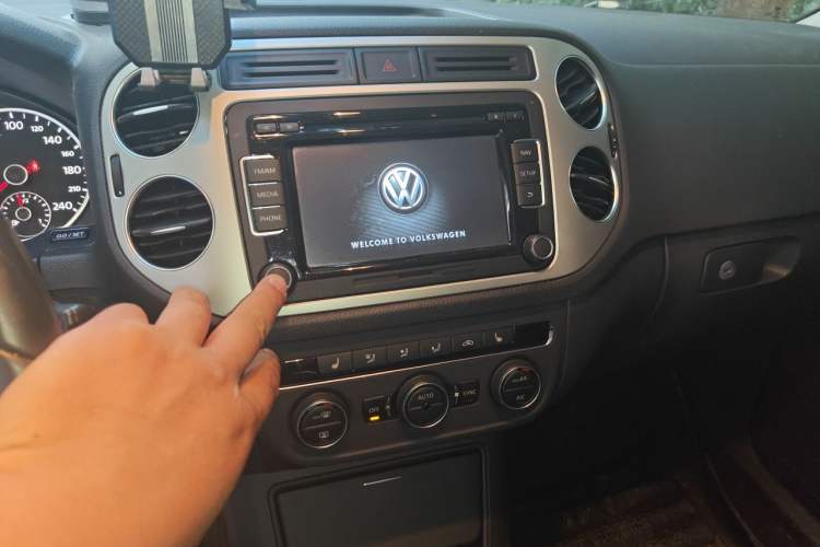 Used Volkswagen Tiguan 2013 1.8TSI Automatic Two-Wheel Drive Luxury Model Audio And AC Panel