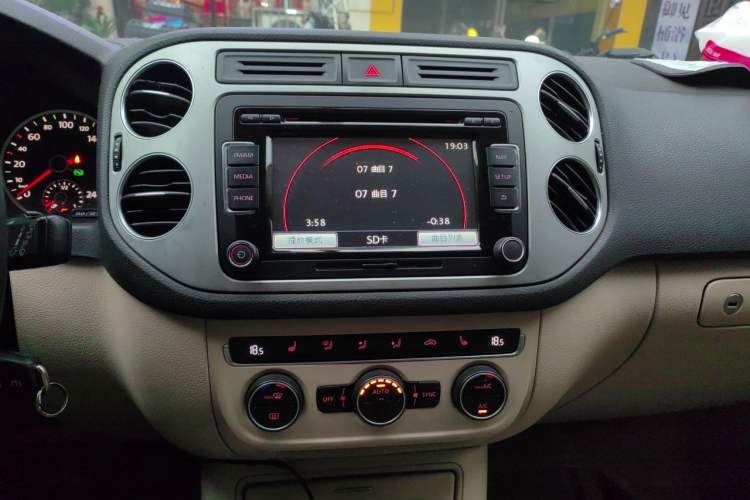 Used Volkswagen Tiguan 2013 1.8TSI Automatic Two-Wheel Drive Luxury Model Audio And AC Panel