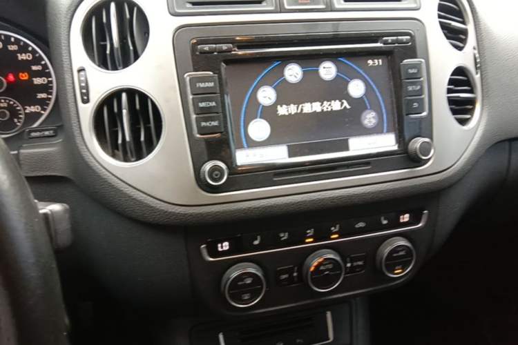 Used Volkswagen Tiguan 2013 2.0 TSI Automatic All-Wheel-Drive Flagship Edition Audio And AC Panel