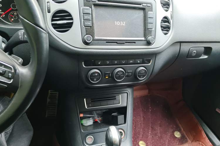 Used Volkswagen Tiguan 2013 2.0 TSI Automatic All-Wheel Drive Luxury Edition Audio And AC Panel