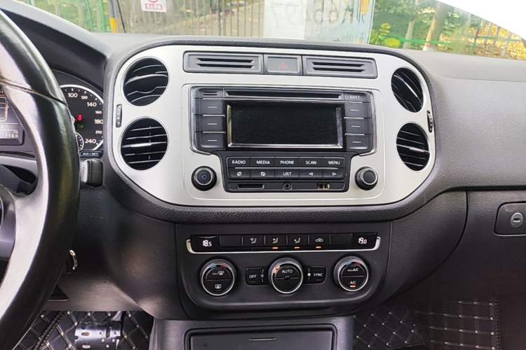 Used Volkswagen Tiguan 2013 1.8 TSI Automatic Two-Wheel Drive Comfort Edition Audio And AC Panel