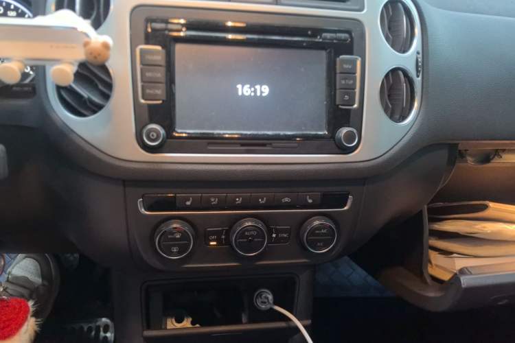 Used Volkswagen Tiguan 2013 1.8 TSI Automatic All-Wheel Drive Luxury Model Audio And AC Panel
