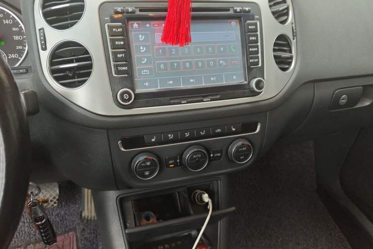 Used Volkswagen Tiguan 2013 1.8 TSI Automatic All-Wheel Drive Luxury Model Audio And AC Panel