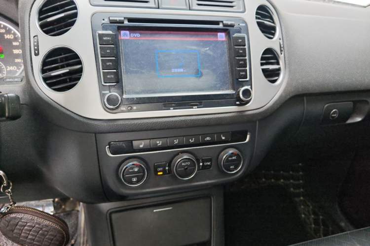 Used Volkswagen Tiguan 2013 1.8TSI Automatic Two-Wheel Drive Luxury Model Audio And AC Panel