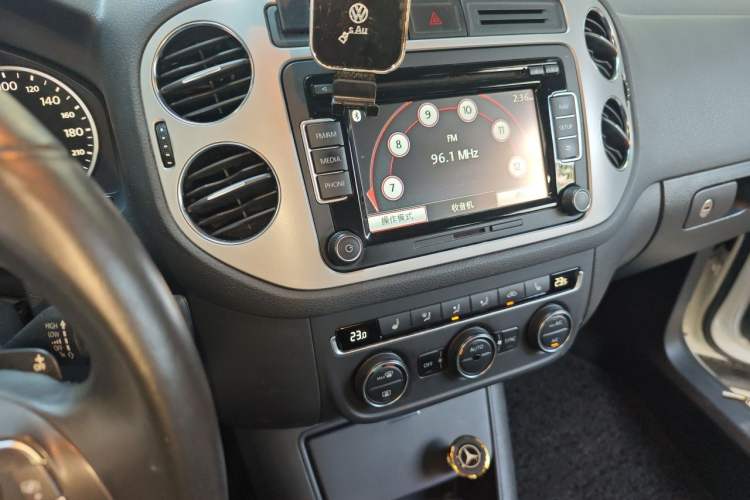 Used Volkswagen Tiguan 2013 1.8TSI Automatic Two-Wheel Drive Luxury Model Audio And AC Panel