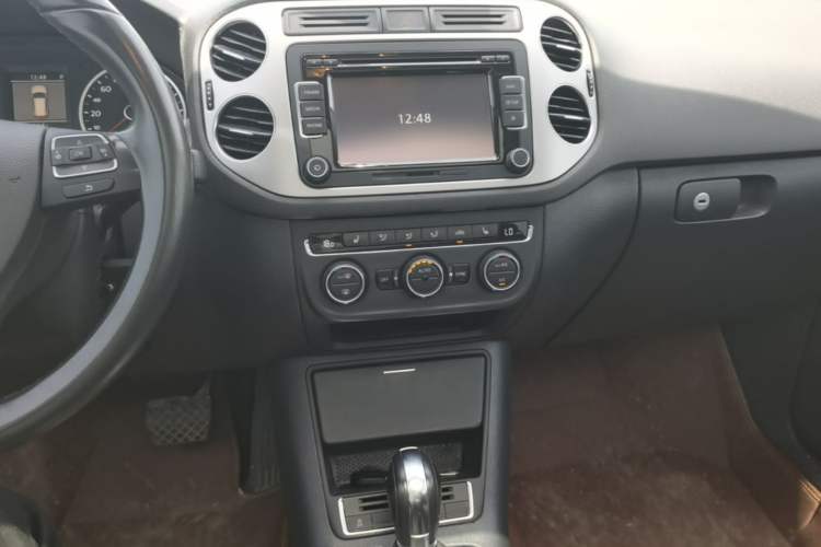 Used Volkswagen Tiguan 2013 1.8 TSI Automatic All-Wheel Drive Luxury Model Audio And AC Panel