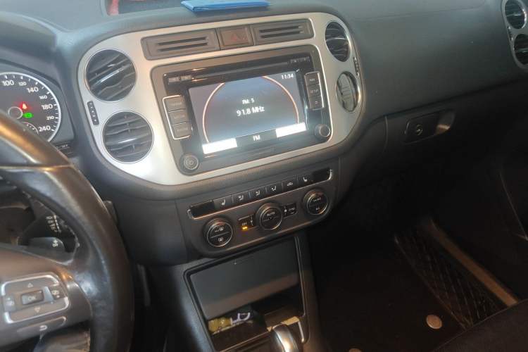 Used Volkswagen Tiguan 2013 1.8 TSI Automatic All-Wheel Drive Luxury Model Audio And AC Panel