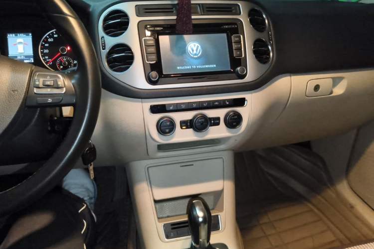 Used Volkswagen Tiguan 2013 1.8TSI Automatic Two-Wheel Drive Luxury Model Audio And AC Panel