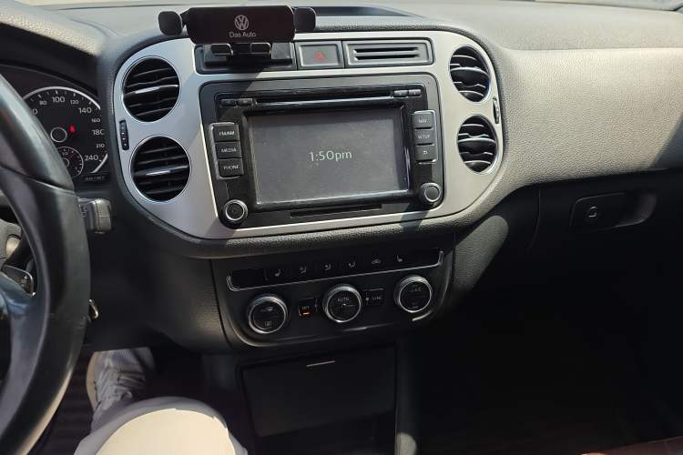 Used Volkswagen Tiguan 2013 2.0 TSI Automatic All-Wheel Drive Luxury Edition Audio And AC Panel