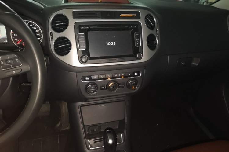 Used Volkswagen Tiguan 2013 1.8 TSI Automatic All-Wheel Drive Luxury Model Audio And AC Panel