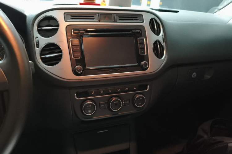 Used Volkswagen Tiguan 2013 1.8 TSI Automatic All-Wheel Drive Luxury Model Audio And AC Panel