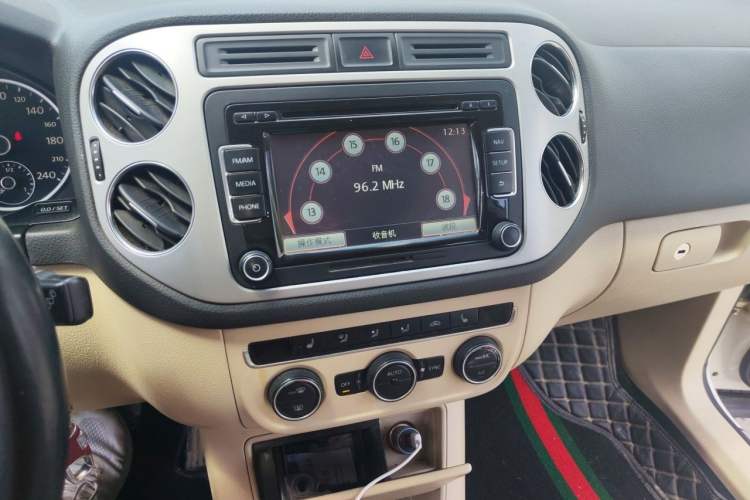 Used Volkswagen Tiguan 2013 2.0 TSI Automatic All-Wheel Drive Luxury Edition Audio And AC Panel
