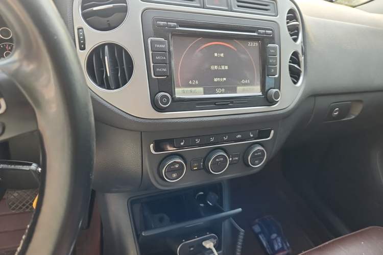 Used Volkswagen Tiguan 2013 1.8 TSI Automatic All-Wheel Drive Luxury Model Audio And AC Panel