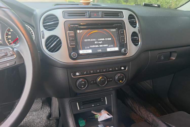 Used Volkswagen Tiguan 2013 2.0 TSI Automatic All-Wheel-Drive Flagship Edition Audio And AC Panel