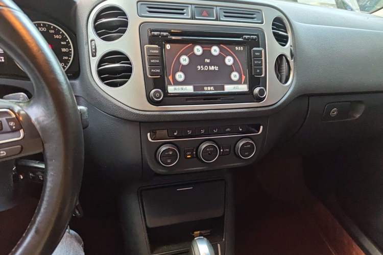 Used Volkswagen Tiguan 2013 1.8TSI Automatic Two-Wheel Drive Luxury Model Audio And AC Panel