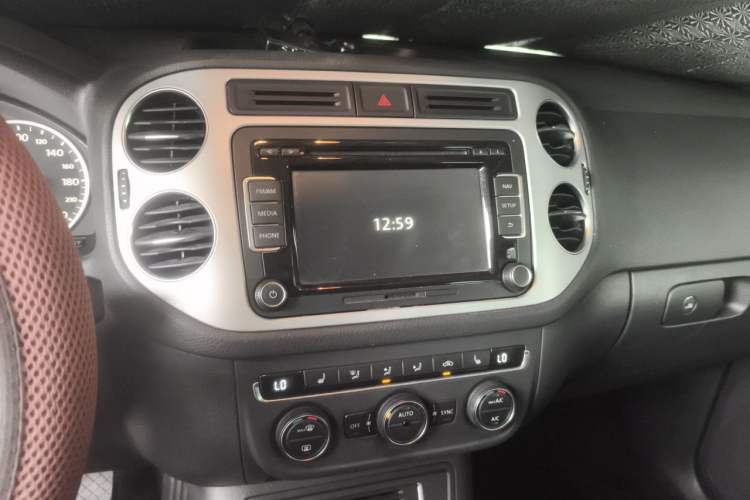 Used Volkswagen Tiguan 2013 2.0 TSI Automatic All-Wheel-Drive Flagship Edition Audio And AC Panel