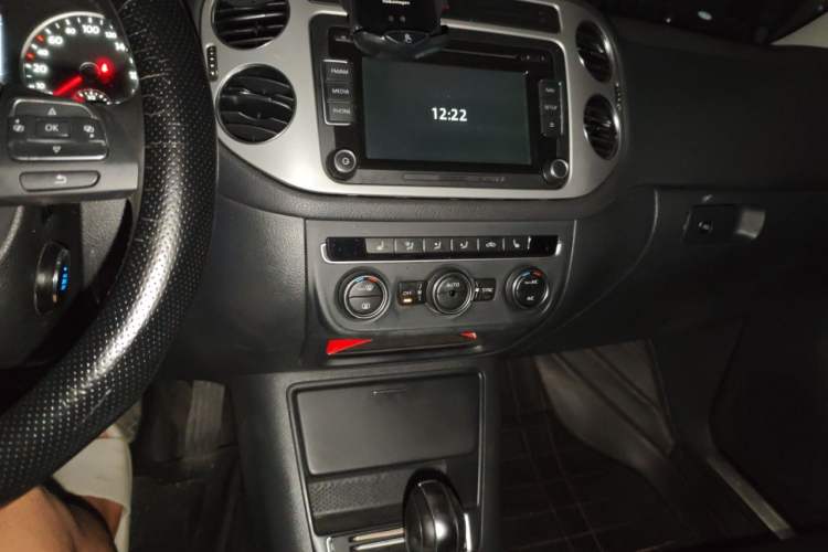 Used Volkswagen Tiguan 2013 1.8 TSI Automatic All-Wheel Drive Luxury Model Audio And AC Panel