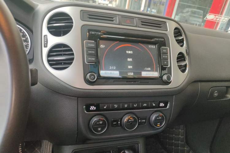 Used Volkswagen Tiguan 2013 1.8TSI Automatic Two-Wheel Drive Luxury Model Audio And AC Panel
