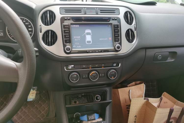 Used Volkswagen Tiguan 2013 1.4 TSI Manual Two-Wheel Drive BlueMotion Edition Audio And AC Panel