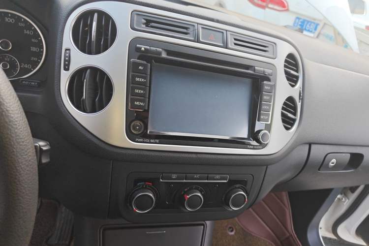 Used Volkswagen Tiguan 2013 1.8TSI Manual Two-Wheel Drive Trend Edition Audio And AC Panel