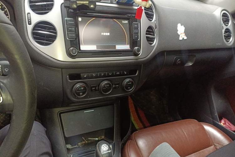 Used Volkswagen Tiguan 2013 2.0 TSI Automatic All-Wheel Drive Luxury Edition Audio And AC Panel