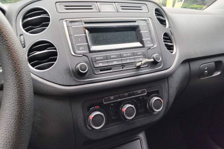 Used Volkswagen Tiguan 2013 1.8TSI Automatic Two-Wheel Drive Trend Edition Audio And AC Panel