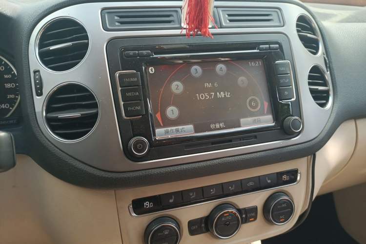 Used Volkswagen Tiguan 2013 1.8 TSI Automatic All-Wheel Drive Luxury Model Audio And AC Panel