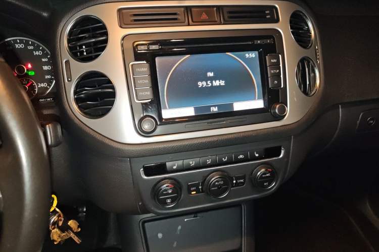 Used Volkswagen Tiguan 2013 1.8 TSI Automatic All-Wheel Drive Luxury Model Audio And AC Panel