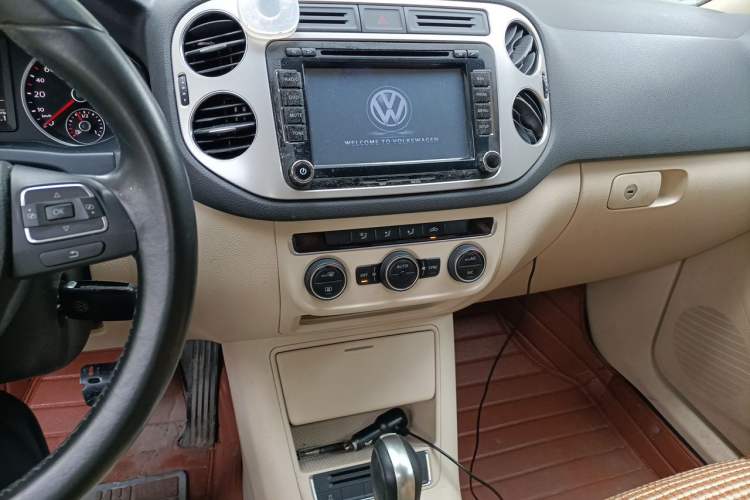 Used Volkswagen Tiguan 2013 1.8 TSI Automatic Two-Wheel Drive Comfort Edition Audio And AC Panel