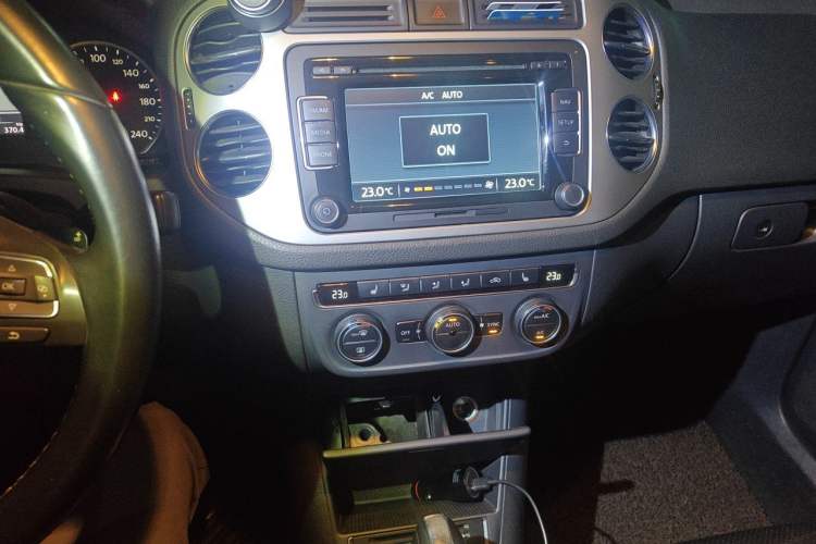 Used Volkswagen Tiguan 2013 1.8 TSI Automatic All-Wheel Drive Luxury Model Audio And AC Panel