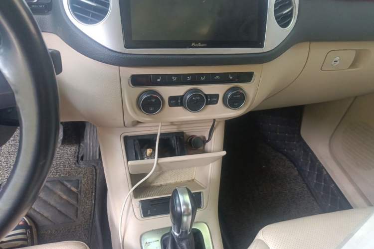 Used Volkswagen Tiguan 2013 1.8 TSI Automatic All-Wheel Drive Luxury Model Audio And AC Panel