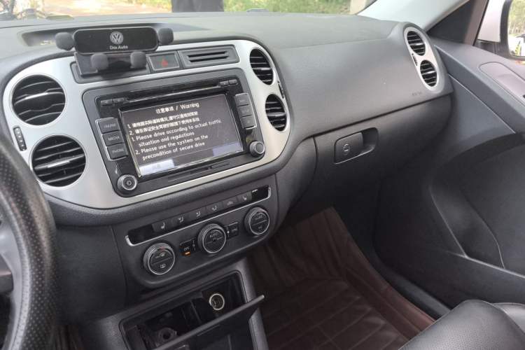 Used Volkswagen Tiguan 2013 1.8 TSI Automatic All-Wheel Drive Luxury Model Audio And AC Panel