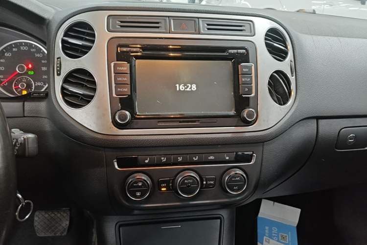 Used Volkswagen Tiguan 2013 2.0 TSI Automatic All-Wheel Drive Luxury Edition Audio And AC Panel
