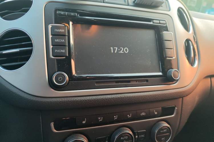 Used Volkswagen Tiguan 2013 1.8 TSI Automatic All-Wheel Drive Luxury Model Audio And AC Panel