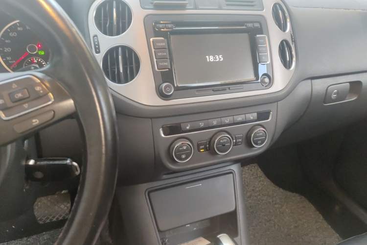 Used Volkswagen Tiguan 2013 1.8 TSI Automatic Two-Wheel Drive Comfort Edition Audio And AC Panel