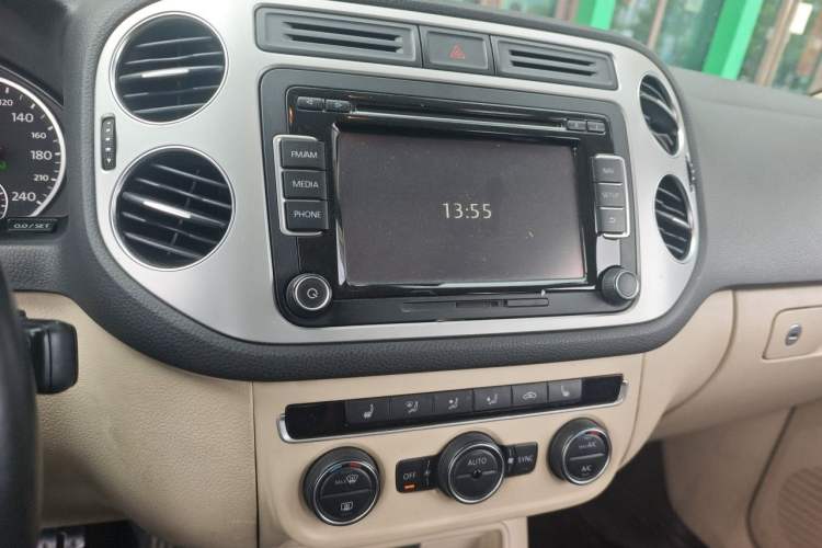 Used Volkswagen Tiguan 2013 1.8 TSI Automatic All-Wheel Drive Luxury Model Audio And AC Panel