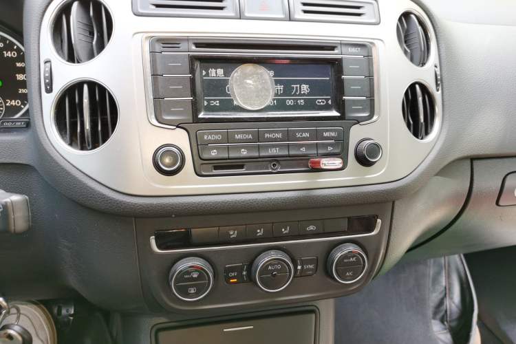 Used Volkswagen Tiguan 2013 1.8TSI Automatic All-Wheel-Drive Comfort Edition Audio And AC Panel