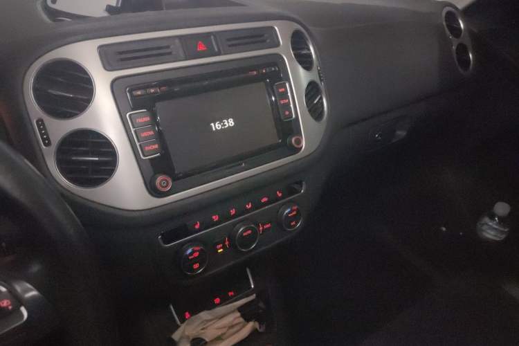Used Volkswagen Tiguan 2013 2.0 TSI Automatic All-Wheel-Drive Flagship Edition Audio And AC Panel