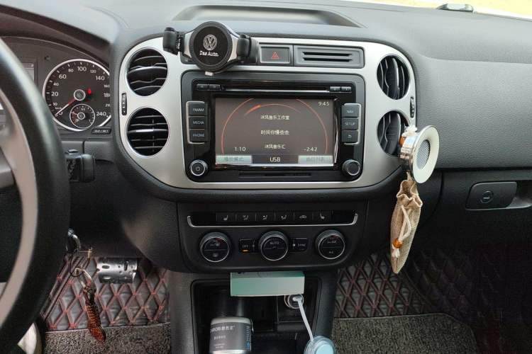 Used Volkswagen Tiguan 2013 1.8 TSI Automatic All-Wheel Drive Luxury Model Audio And AC Panel