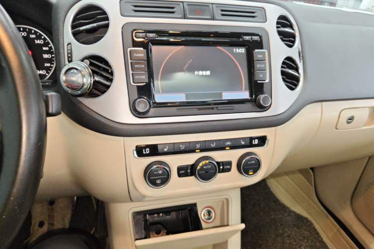 Used Volkswagen Tiguan 2013 1.8 TSI Automatic All-Wheel Drive Luxury Model Audio And AC Panel