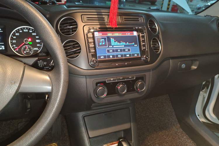 Used Volkswagen Tiguan 2013 1.8TSI Automatic Two-Wheel Drive Trend Edition Audio And AC Panel