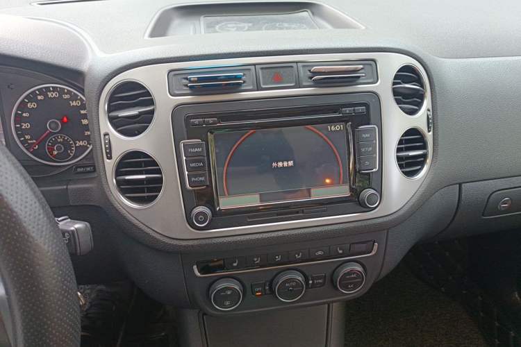 Used Volkswagen Tiguan 2013 1.8 TSI Automatic All-Wheel Drive Luxury Model Audio And AC Panel