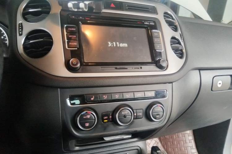 Used Volkswagen Tiguan 2013 2.0 TSI Automatic All-Wheel-Drive Flagship Edition Audio And AC Panel