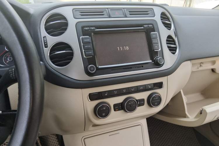 Used Volkswagen Tiguan 2013 1.8TSI Automatic Two-Wheel Drive Luxury Model Audio And AC Panel