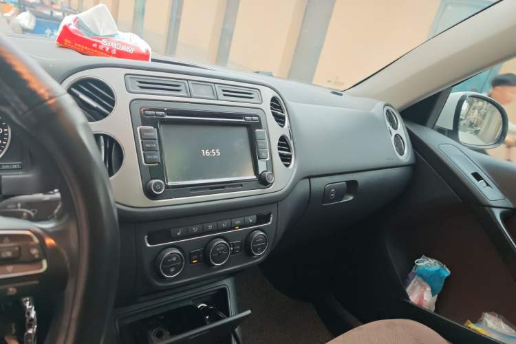 Used Volkswagen Tiguan 2013 1.8 TSI Automatic All-Wheel Drive Luxury Model Audio And AC Panel